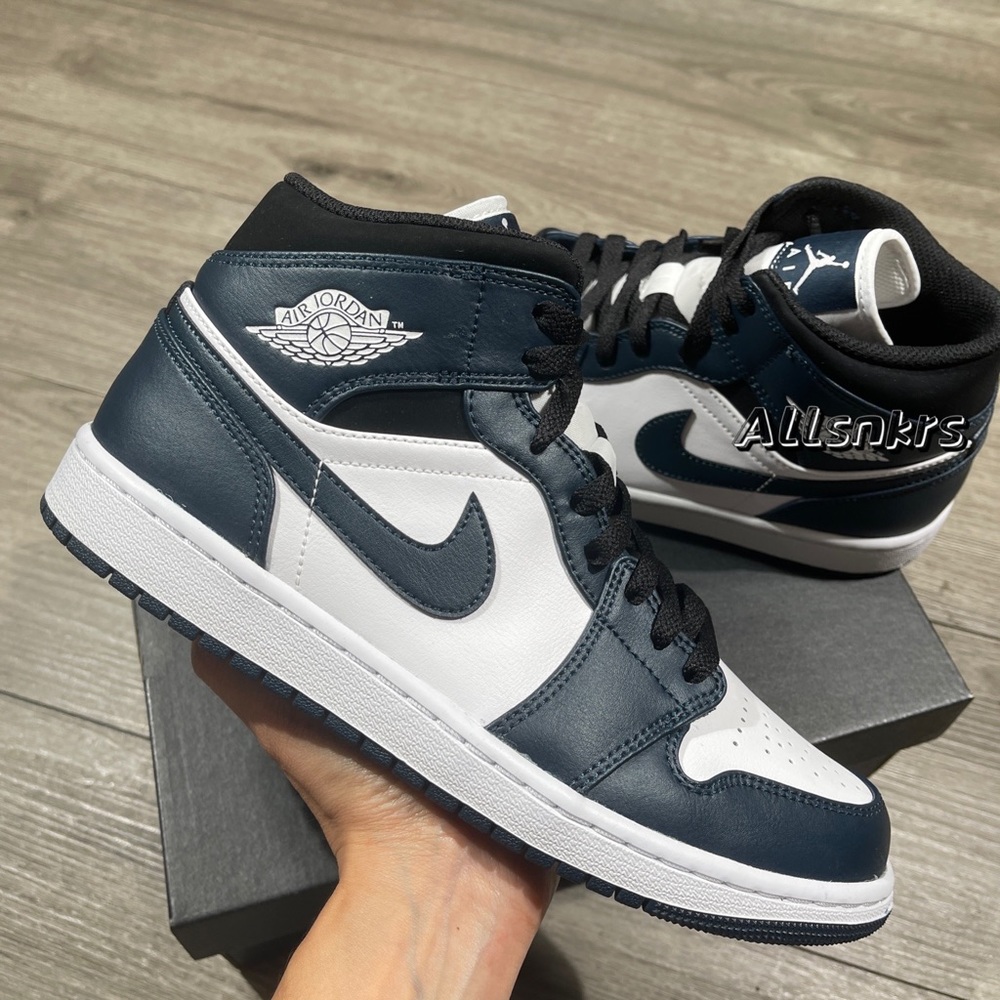 Air Jordan 1 Mid Armory Navy w